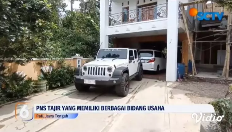5 Potret rumah sekdes Pati viral kado 3 mobil untuk anak dan ponakan © 2022 brilio.net 5 Potret rumah sekdes Pati viral kado 3 mobil untuk anak dan ponakan © 2022 brilio.net