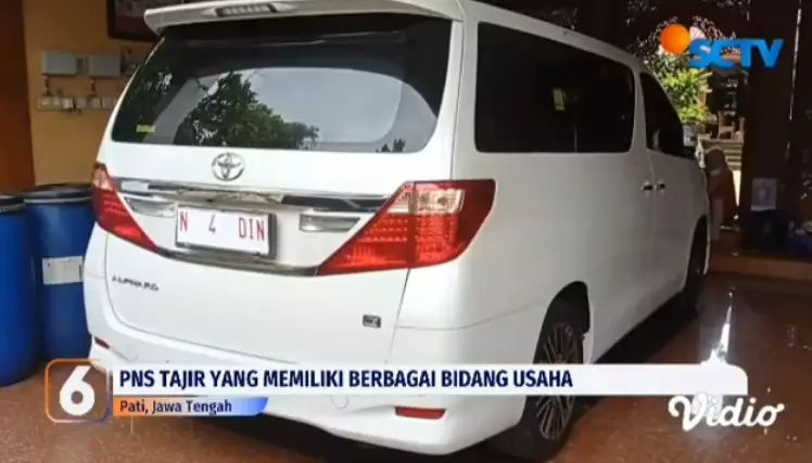 5 Potret rumah sekdes Pati viral kado 3 mobil untuk anak dan ponakan © 2022 brilio.net 5 Potret rumah sekdes Pati viral kado 3 mobil untuk anak dan ponakan © 2022 brilio.net