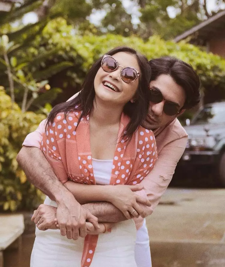 Potret di luar syuting Reza Rahadian dan lawan main di web series & film Berbagai sumber 