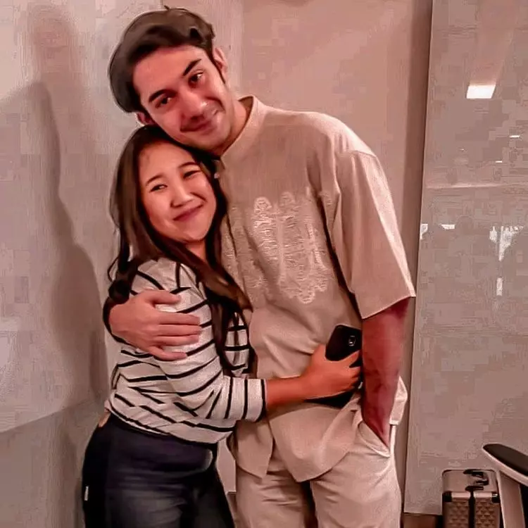 Potret di luar syuting Reza Rahadian dan lawan main di web series & film Berbagai sumber 