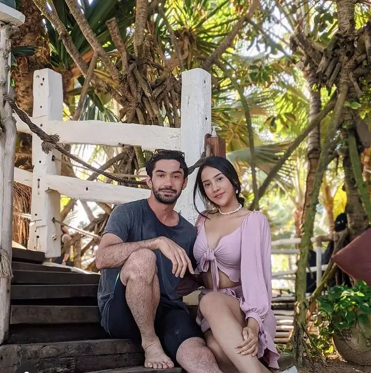 Potret di luar syuting Reza Rahadian dan lawan main di web series & film Berbagai sumber 