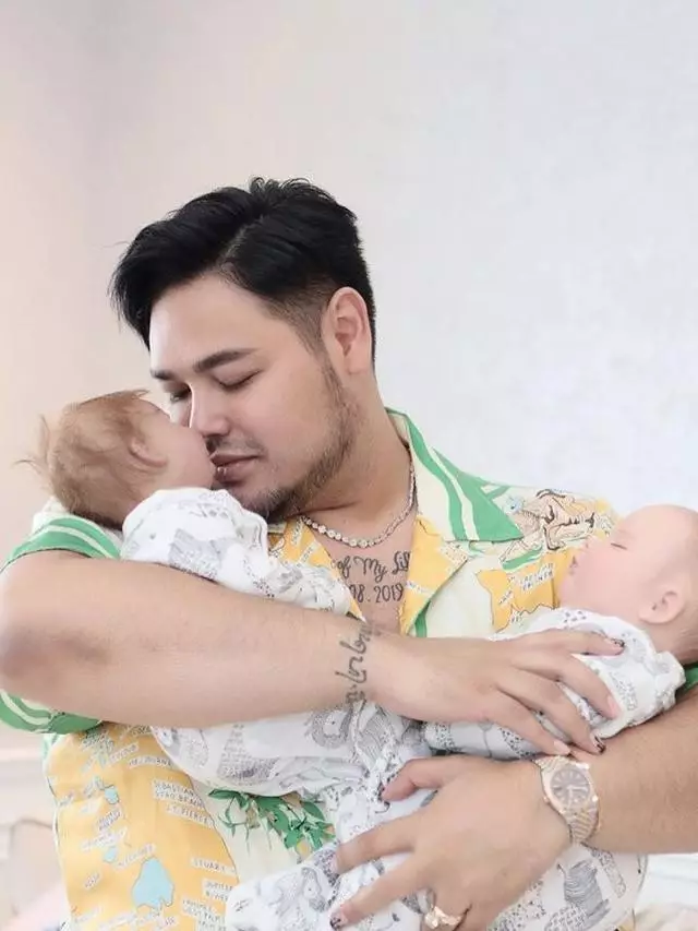 seleb yang adopsi boneka jadi anaknya Berbagai sumber 