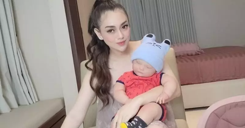 seleb yang adopsi boneka jadi anaknya Berbagai sumber 