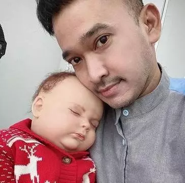 seleb yang adopsi boneka jadi anaknya Berbagai sumber 