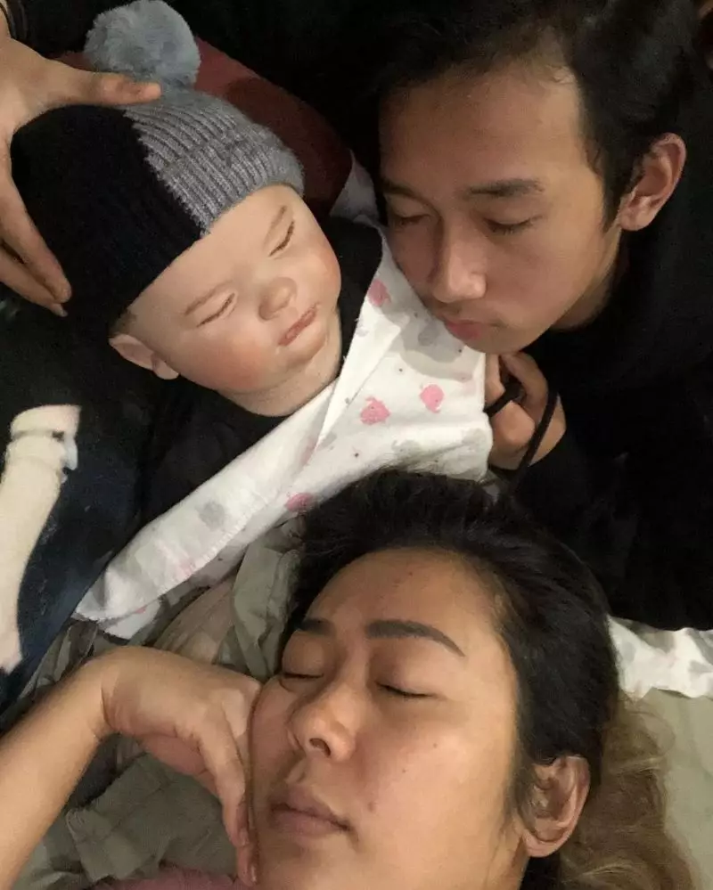 seleb yang adopsi boneka jadi anaknya Berbagai sumber 