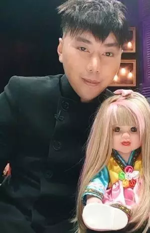 seleb yang adopsi boneka jadi anaknya Berbagai sumber 