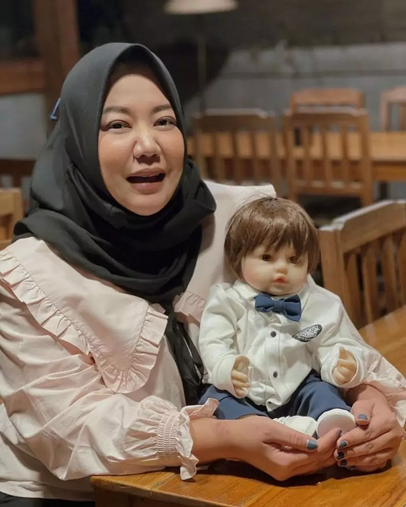 seleb yang adopsi boneka jadi anaknya Berbagai sumber 