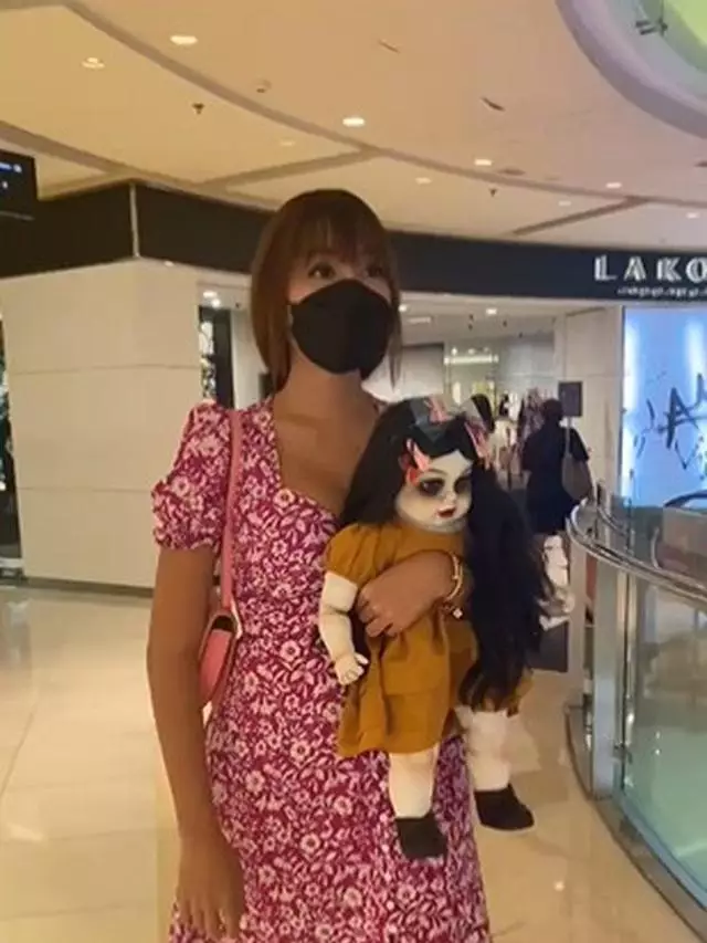 seleb yang adopsi boneka jadi anaknya Berbagai sumber 