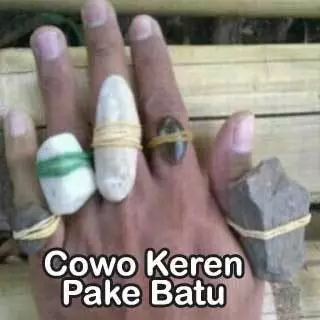 orang pakai perhiasan nyeleneh © berbagai sumber