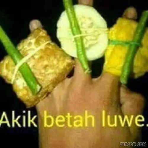 orang pakai perhiasan nyeleneh © berbagai sumber