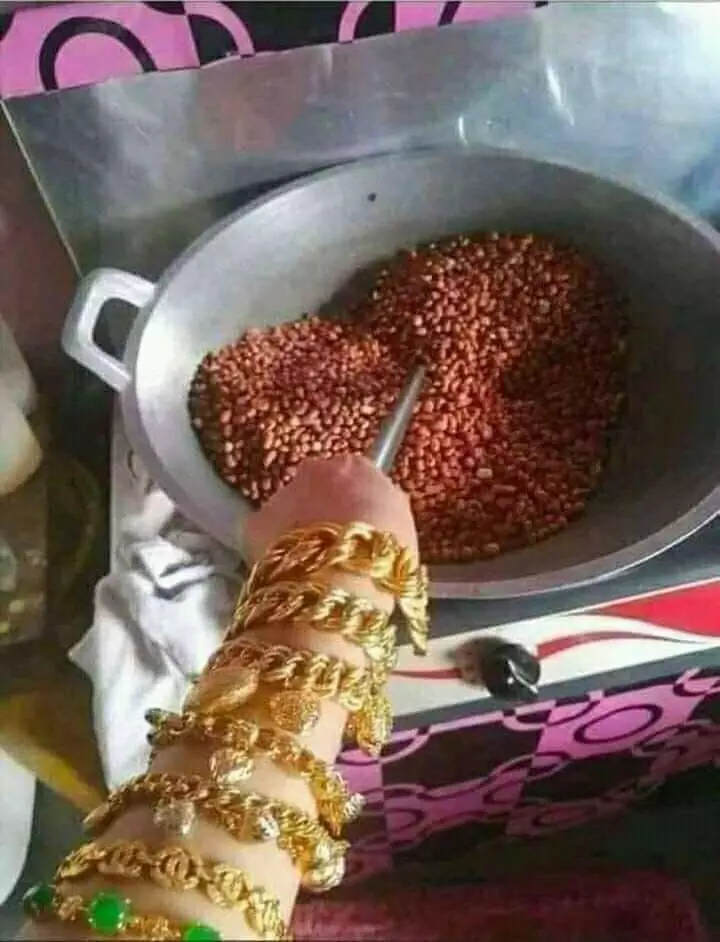 orang pakai perhiasan nyeleneh © berbagai sumber