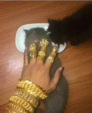 orang pakai perhiasan nyeleneh © berbagai sumber