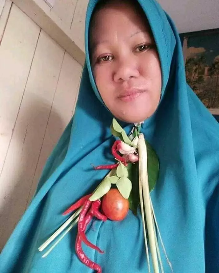 orang pakai perhiasan nyeleneh © berbagai sumber