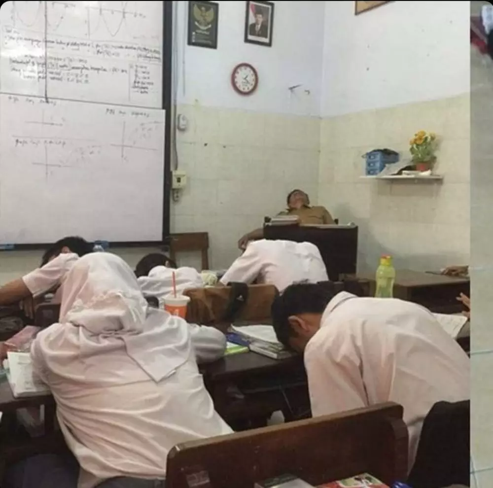 penampakan lucu di ruang kelas © Instagram