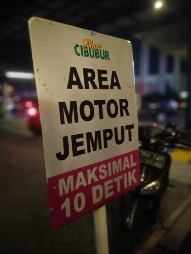 pengguna motor dapat pemberitahuan nyeleneh © Instagram