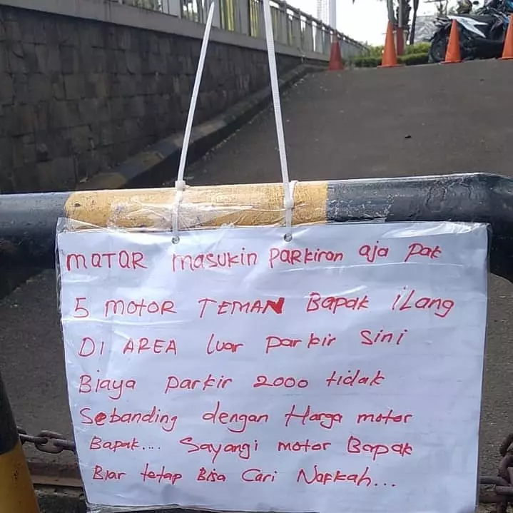 pengguna motor dapat pemberitahuan nyeleneh © Instagram