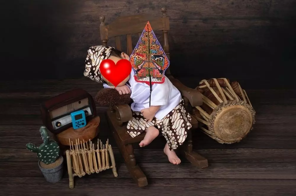Pemotretan newborn anak seleb dengan pakaian adat Instagram Pemotretan newborn anak seleb dengan pakaian adat Instagram