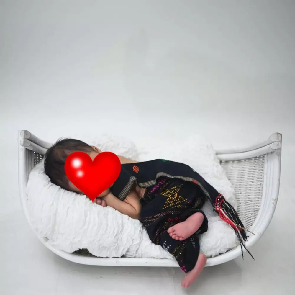 Pemotretan newborn anak seleb dengan pakaian adat Instagram Pemotretan newborn anak seleb dengan pakaian adat Instagram