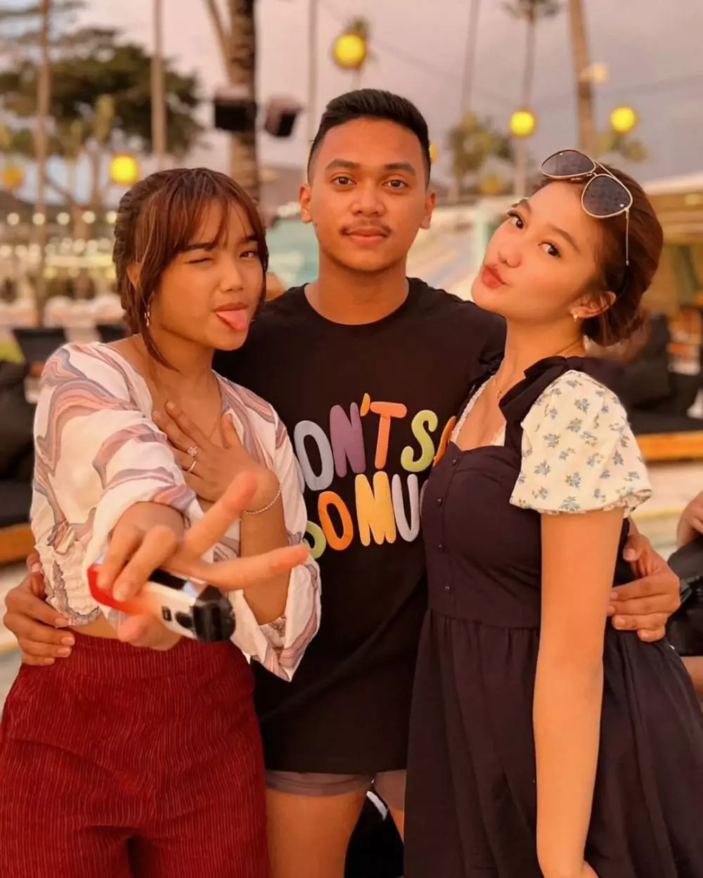 Kerah baju Fuji terlalu rendah Instagram Kerah baju Fuji terlalu rendah Instagram