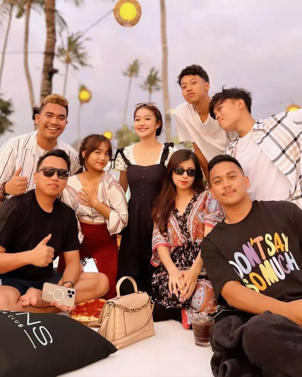 Kerah baju Fuji terlalu rendah Instagram Kerah baju Fuji terlalu rendah Instagram