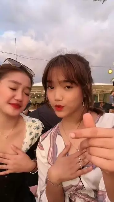 Kerah baju Fuji terlalu rendah Instagram Kerah baju Fuji terlalu rendah Instagram