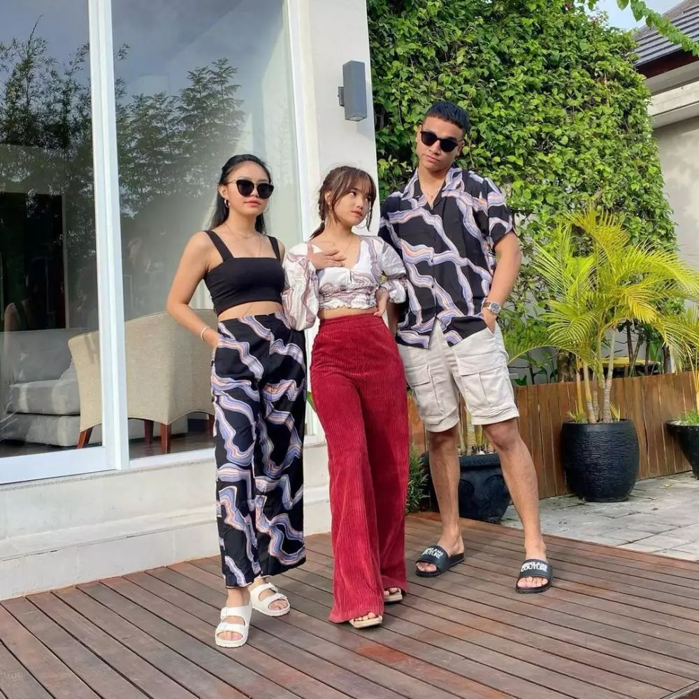 Kerah baju Fuji terlalu rendah Instagram Kerah baju Fuji terlalu rendah Instagram