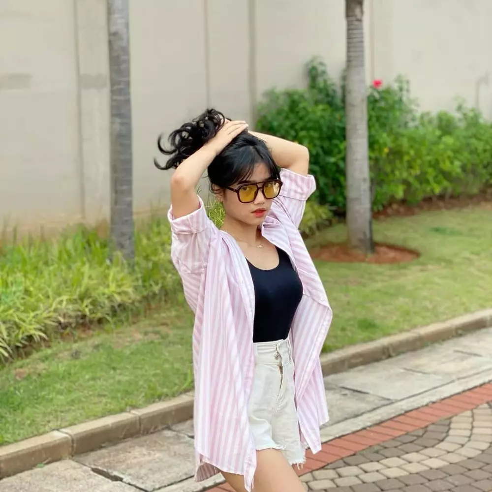 Kerah baju Fuji terlalu rendah Instagram Kerah baju Fuji terlalu rendah Instagram