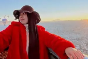 11 Padu padan outfit cewek Gen Halilitar saat liburan, simpel dan kece