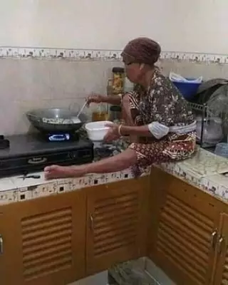 emak-emak difoto dari belakang © berbagai sumber emak-emak difoto dari belakang © berbagai sumber