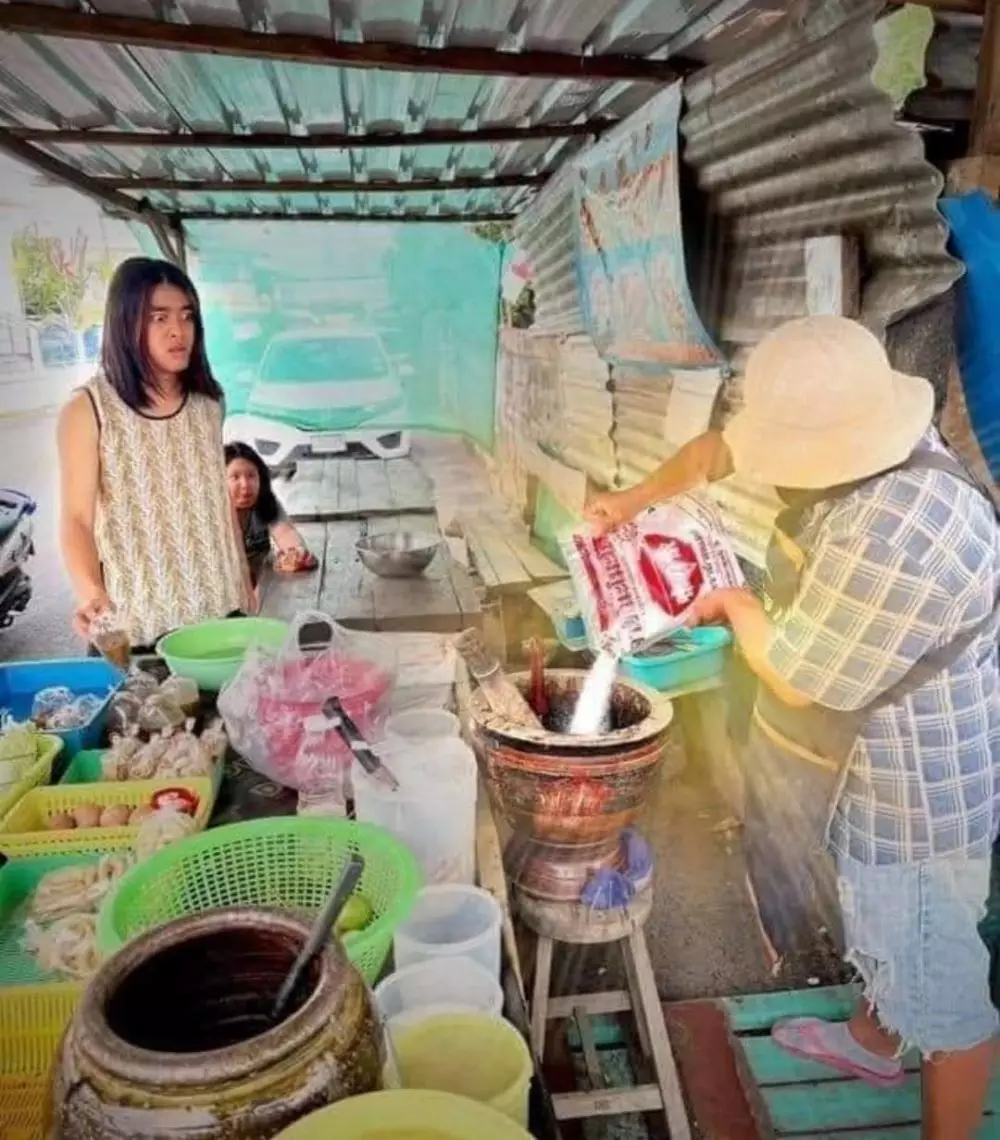 emak-emak difoto dari belakang © berbagai sumber emak-emak difoto dari belakang © berbagai sumber