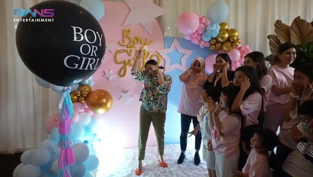 Momen gender reveal anak kedua seleb cantik © berbagai sumber Momen gender reveal anak kedua seleb cantik © berbagai sumber