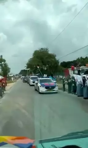 Momen mobil rombongan Jokowi minggir beri jalan ambulans ini tuai pujian © Inatagram