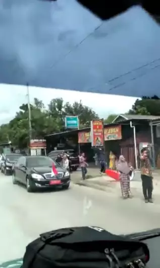 Momen mobil rombongan Jokowi minggir beri jalan ambulans ini tuai pujian © Inatagram