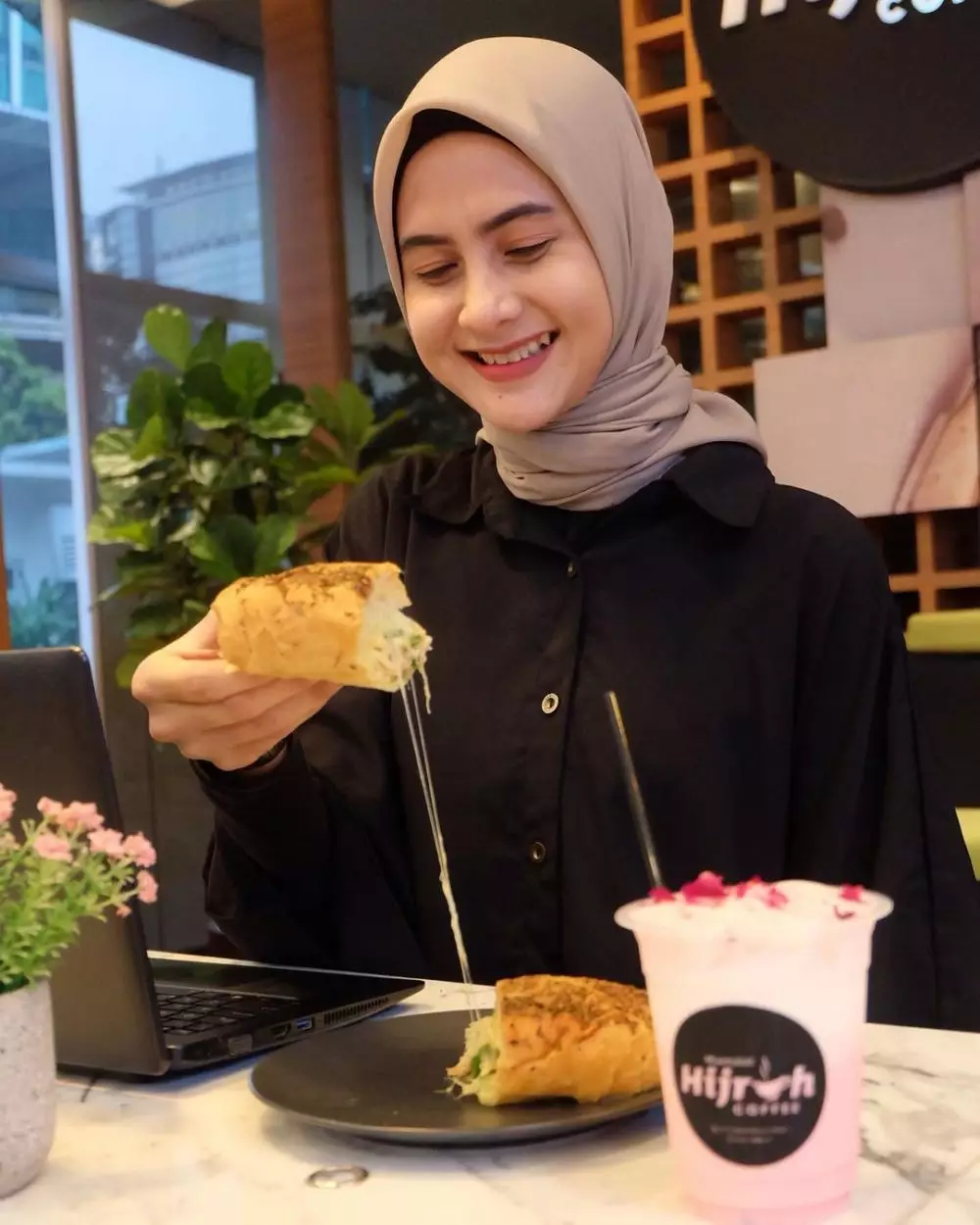 pesona lestari calon istri adi sastro © instagram