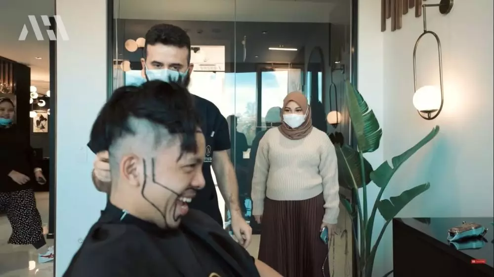 Tak pede berjidat lebar, 9 potret Atta Halilintar transplantasi rambut berbagai sumber