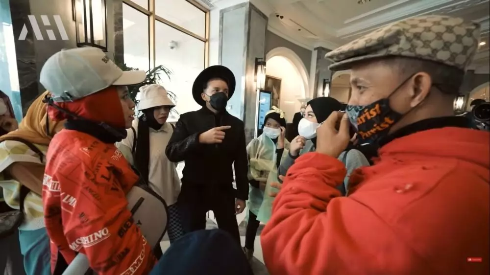 Tak pede berjidat lebar, 9 potret Atta Halilintar transplantasi rambut berbagai sumber