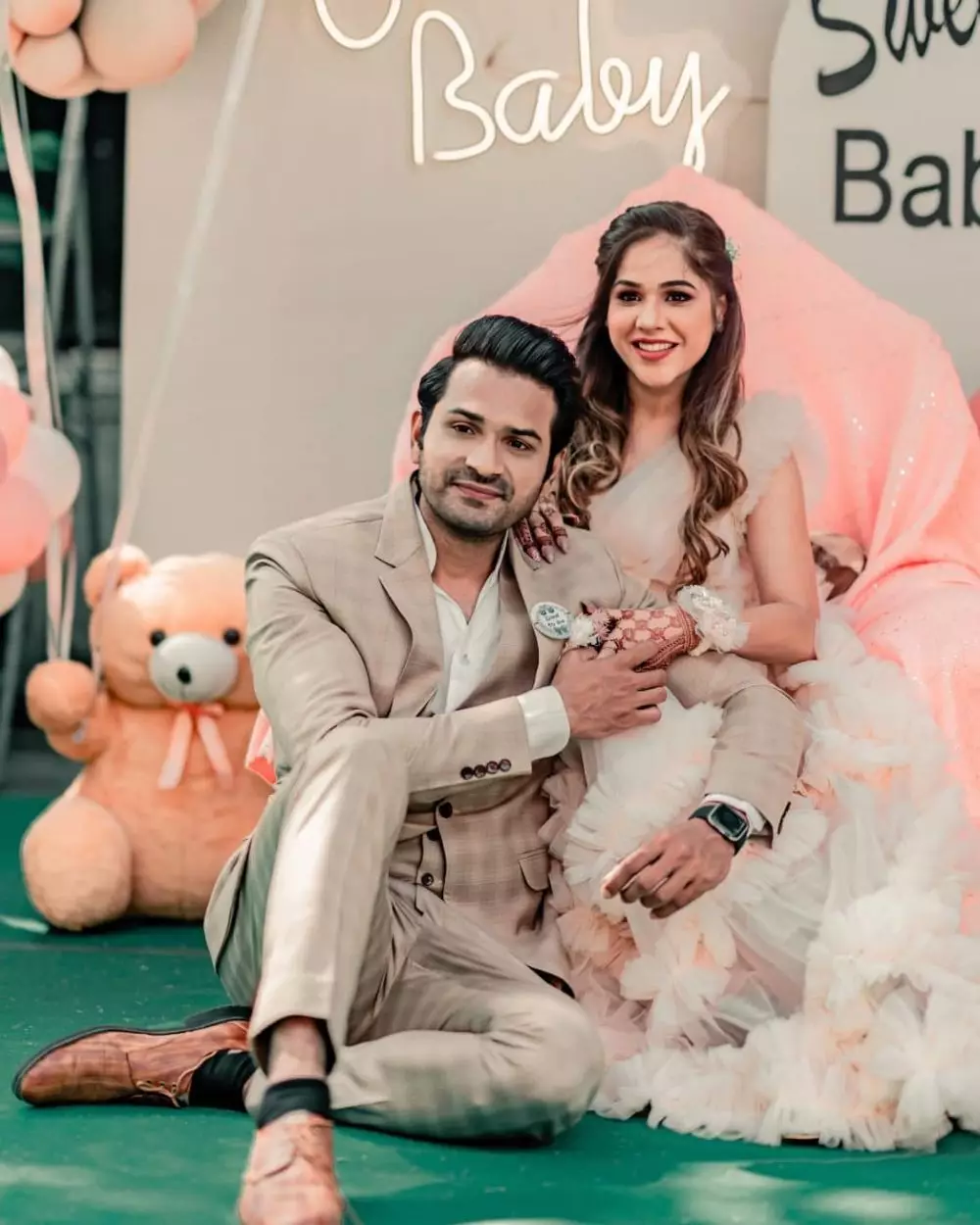 Mrunal Jain dan istri © Instagram