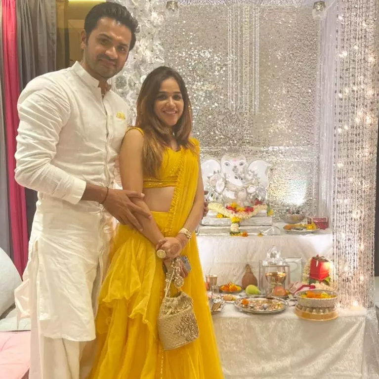 Mrunal Jain dan istri © Instagram