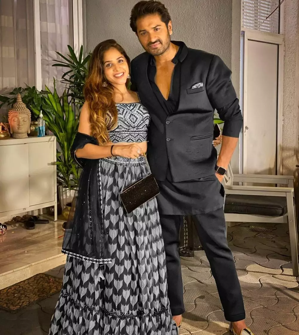 Mrunal Jain dan istri © Instagram