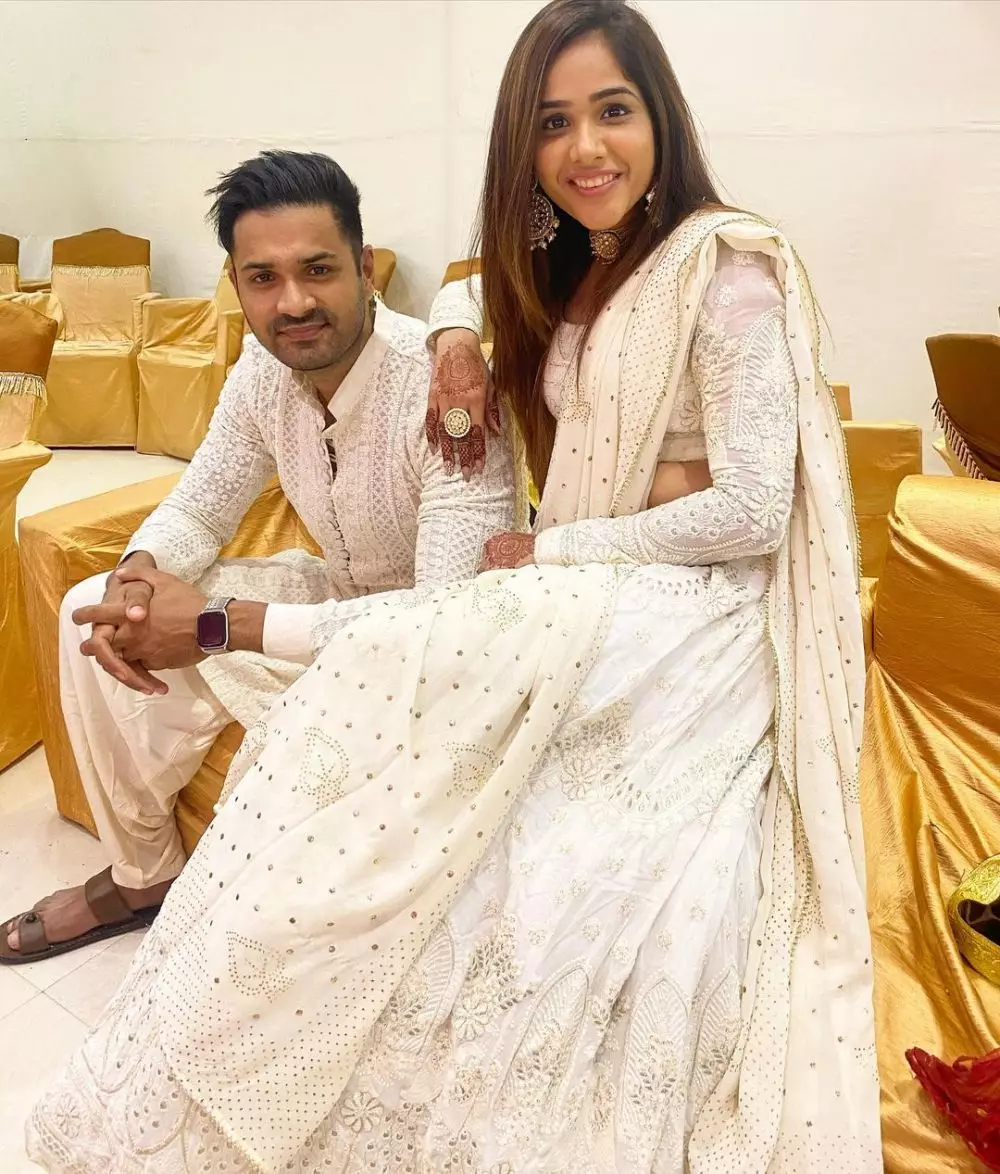 Mrunal Jain dan istri © Instagram