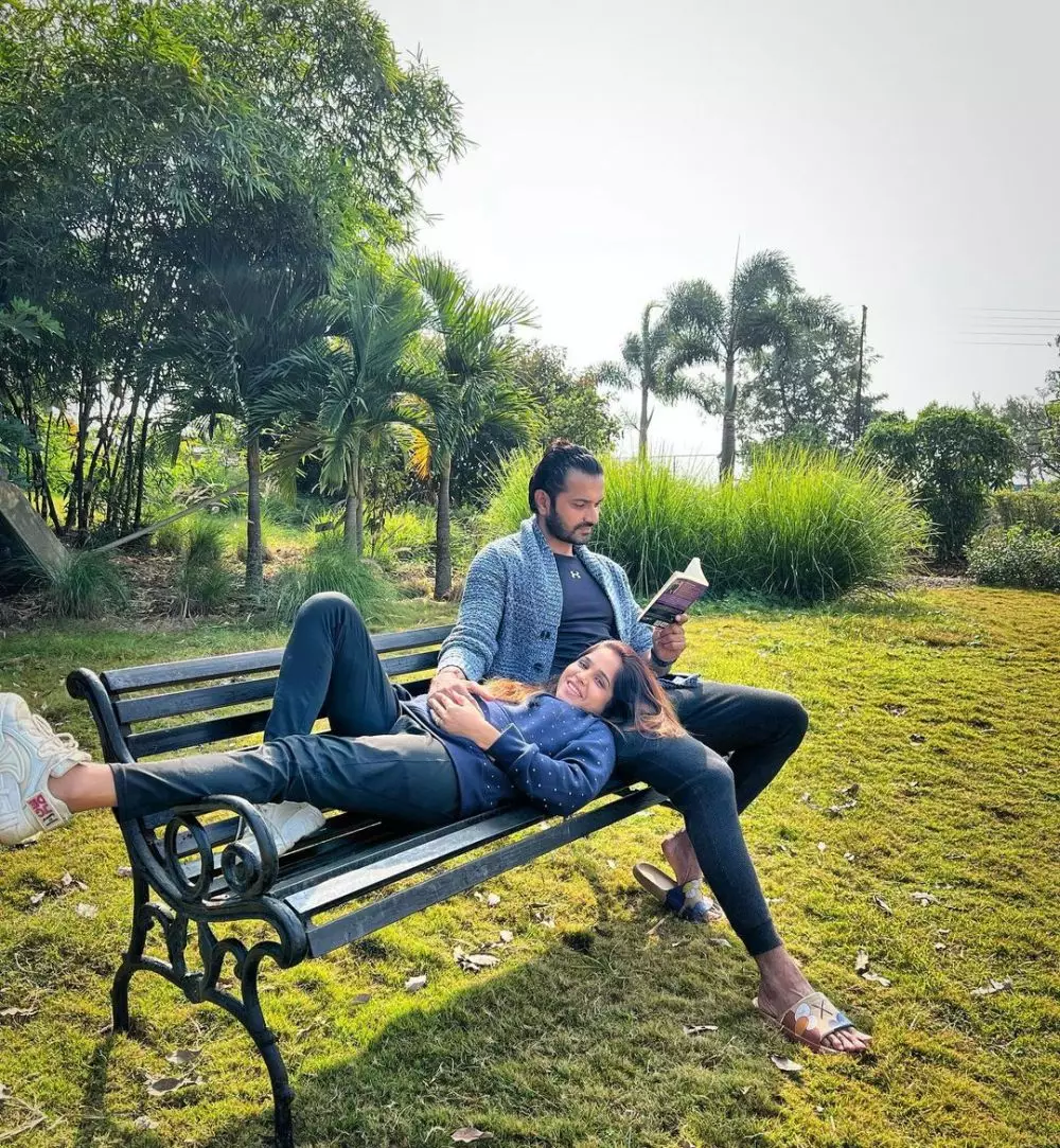 Mrunal Jain dan istri © Instagram