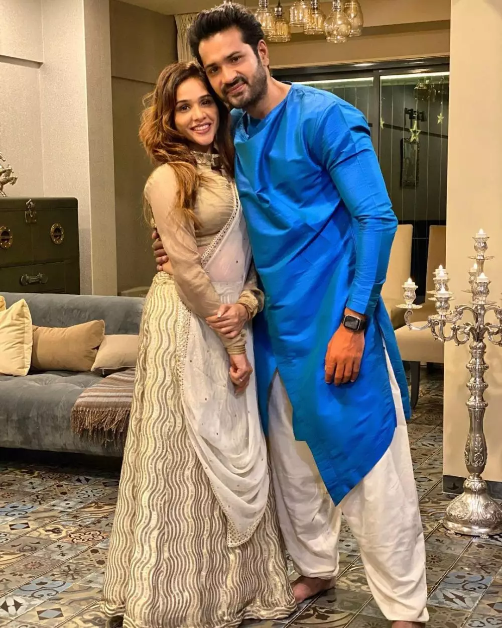 Mrunal Jain dan istri © Instagram