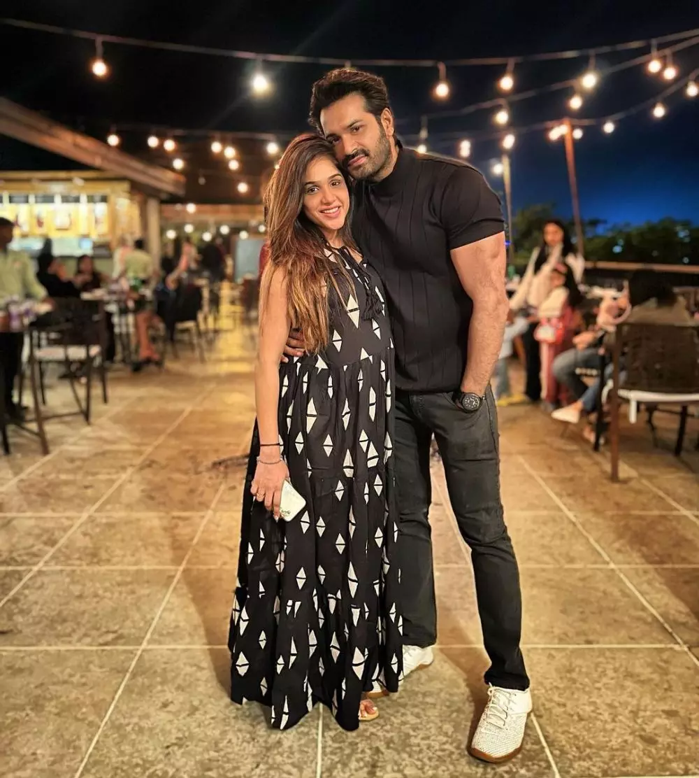 Mrunal Jain dan istri © Instagram