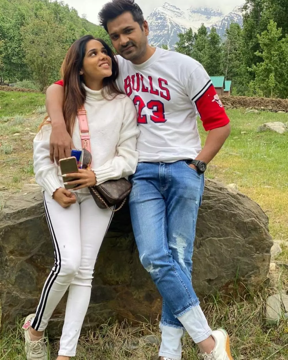 Mrunal Jain dan istri © Instagram