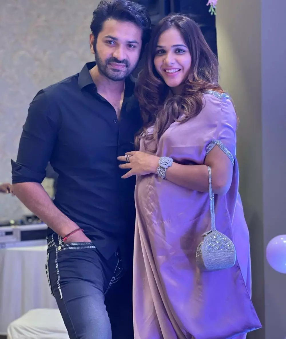 Mrunal Jain dan istri © Instagram