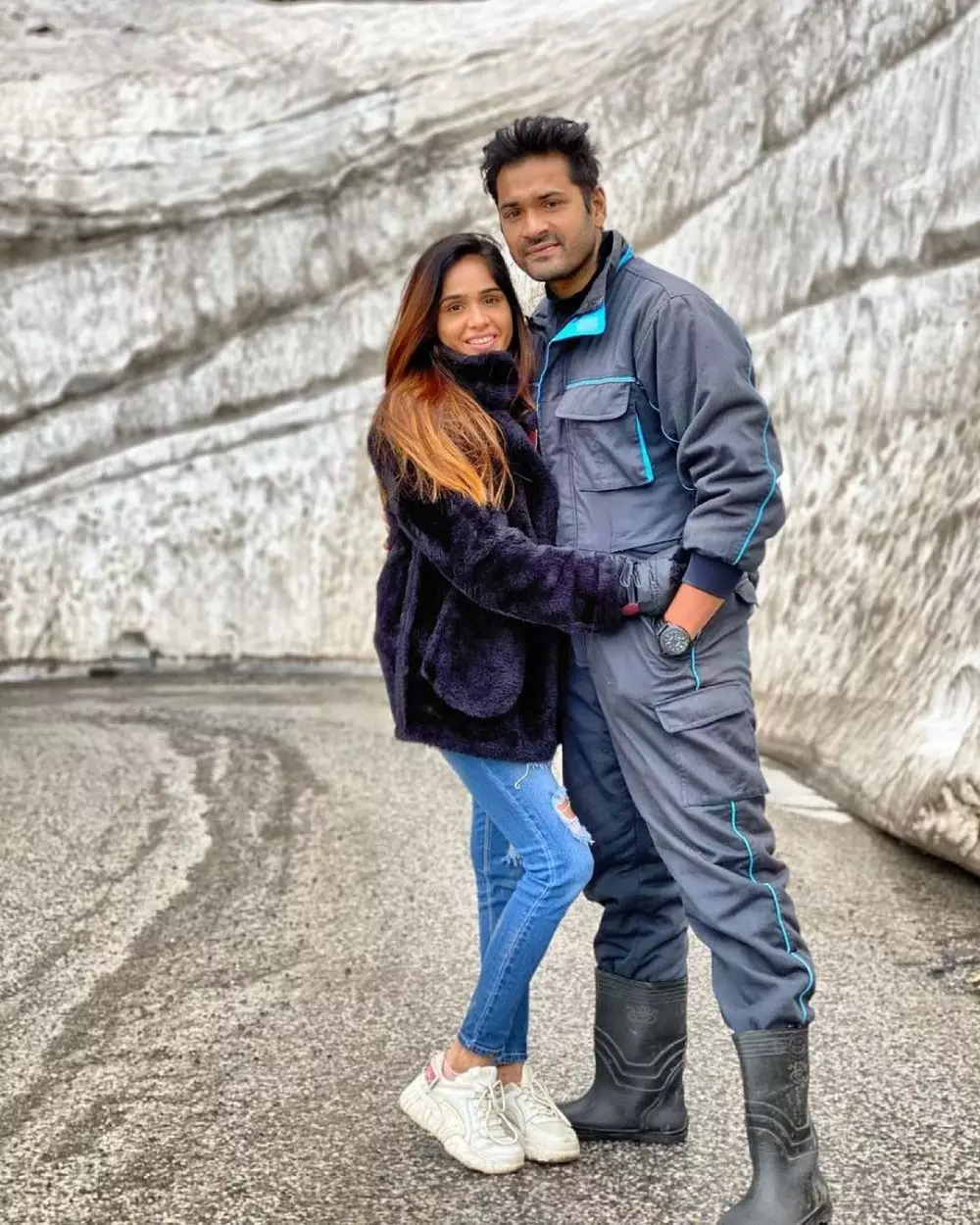 Mrunal Jain dan istri © Instagram