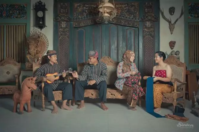 Pemotretan presenter bareng keluarga bertema jadul Instagram Pemotretan presenter bareng keluarga bertema jadul Instagram