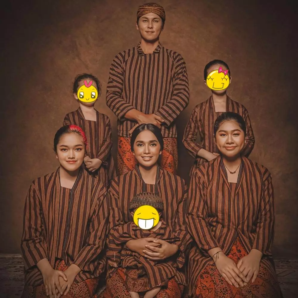 Pemotretan presenter bareng keluarga bertema jadul Instagram Pemotretan presenter bareng keluarga bertema jadul Instagram