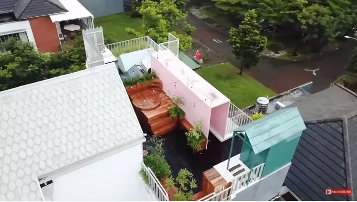potret rooftop rumah sharena delon © YouTube