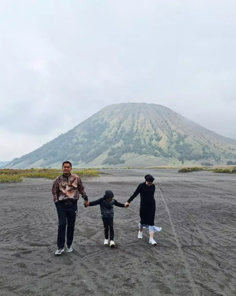 Momen 7 seleb liburan bareng anak di Bromo, © 